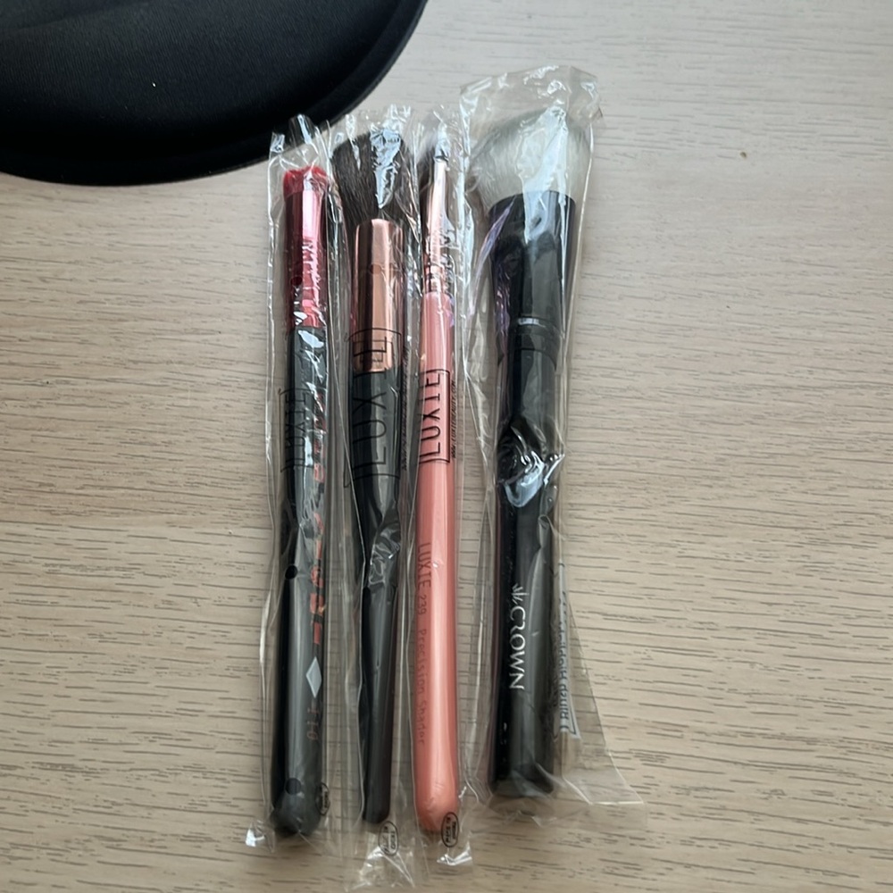 LUXIE | (4) Makeup Brush Bundle - Picture 2 of 6
